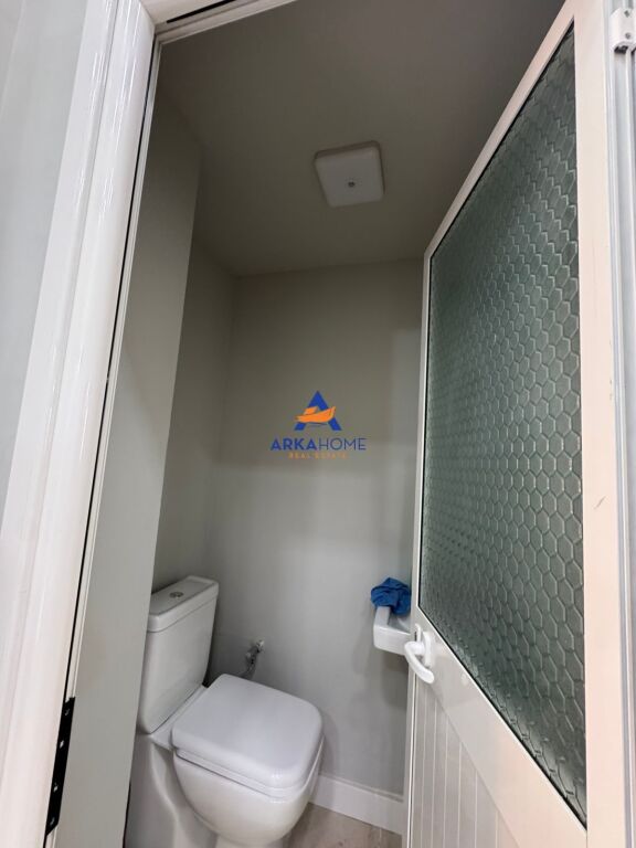 SHITET AMBIENT BIZNESI 24M2 "PRANE RRUGES SE BARIKADAVE" 165.000 EURO