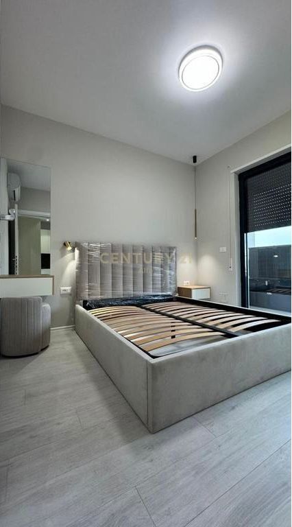 Jepet me qira apartament 1+1 në rrugën Karl Gega, pranë ish Stacionit të Trenit! 700 € /Muaj