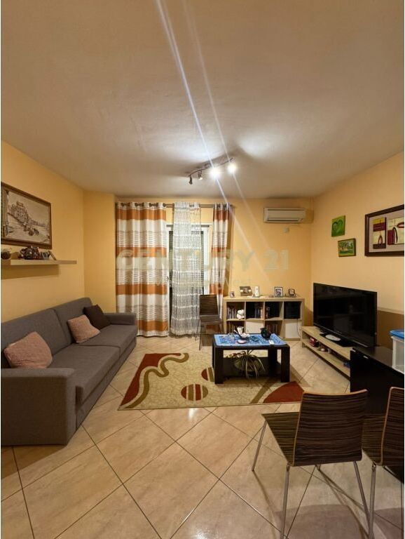Jepet me Qira Apartament 1+1 tek ATSH, Pazari i Ri