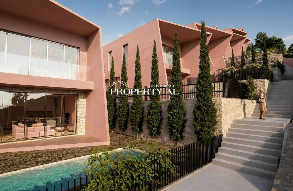 Villa su 2 Piani con Vista Mare e Piscina Privata a Radhimë
