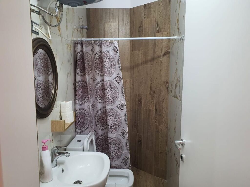 Jepet me qera Apartament i mobiluar,  i ri, 1+1+blk