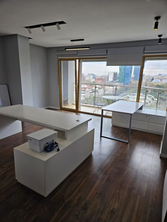 AMBIENT PER ZYRE ME QIRA 167 M2  NE BLLOK 2900  EURO