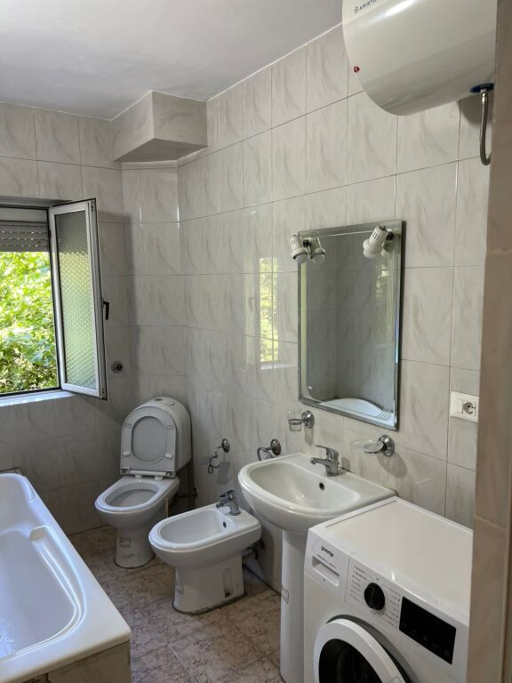 🏢Perballe Ministrise se Jashtme jepet me qera apartament 1+1,i mobiluar. 55,000Leke