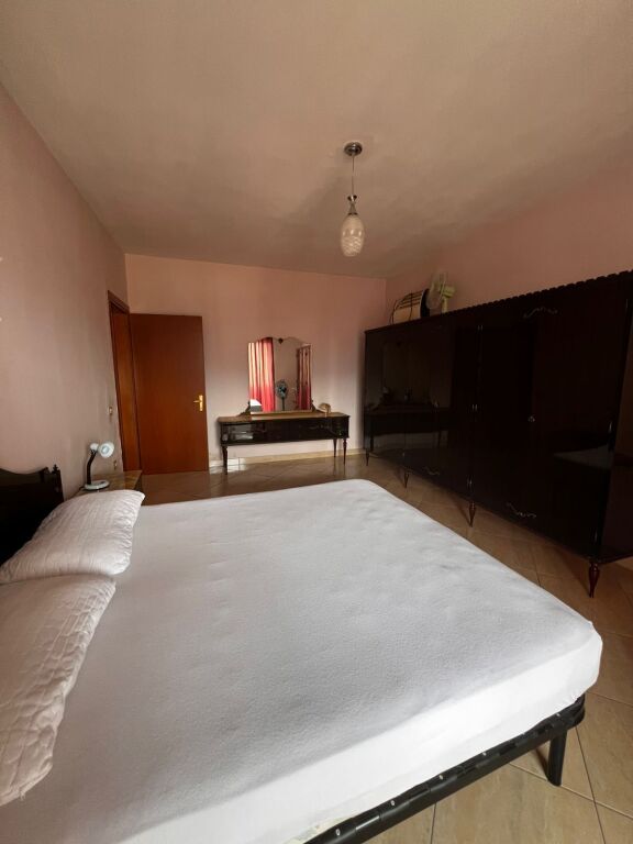 🏢Ne  zonen e Siri Kodres jepet me qera apartament 1+1,i mobiluar 60,000Leke .    