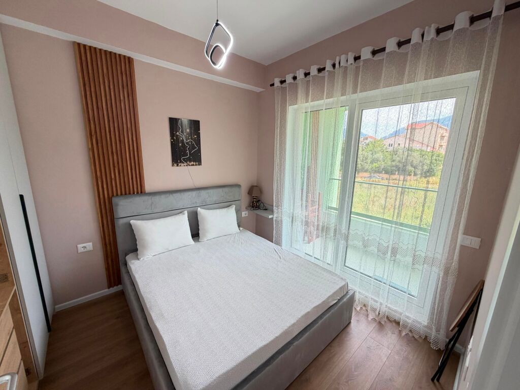 Jepet me qera 1+1  Adresa : Ali Demi Kompleksi Kadiu  E mobiluar dhe pabanuar me pare  Kati 2  Siperfaqe 58 m2  Cmimi 450 mij lek me parkim