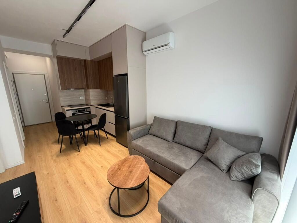 🏡Jepet me qera apartament 1+1  📍 Adresa: Ali Demi, Kompleksi Kadiu💰 Çmimi: 40000 lekë (i padiskutueshëm)