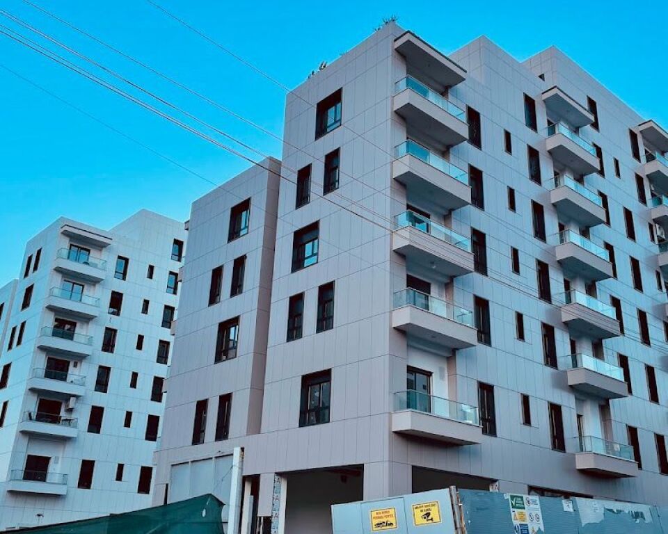 🏡 APARTAMENT ME QERA 2+1 – PËRBALLË UET, KOMPLEKSI GREEN HARMONY