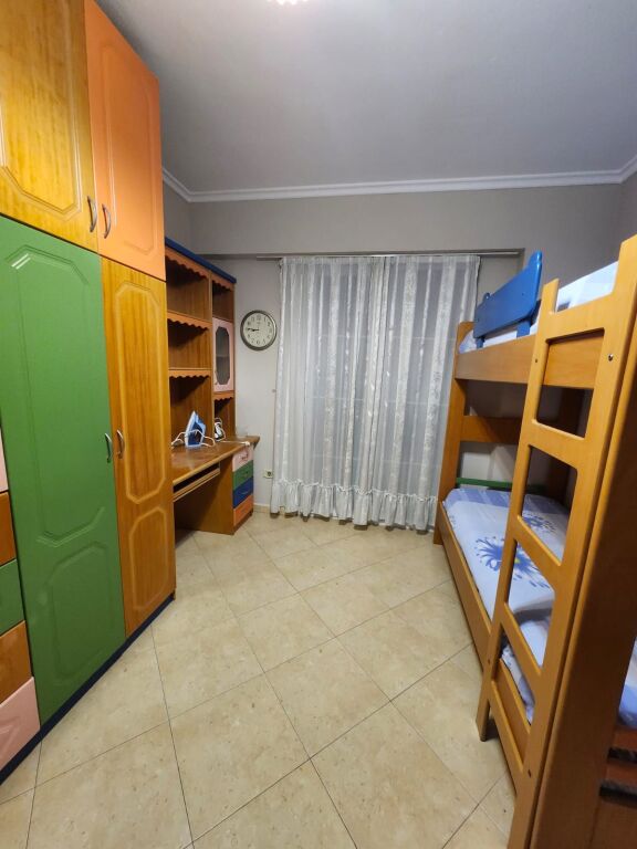 Apartament 2+1 me ballkon për qira – Rruga e Barrikadave, pranë shkollës “Lidhja e Prizrenit”