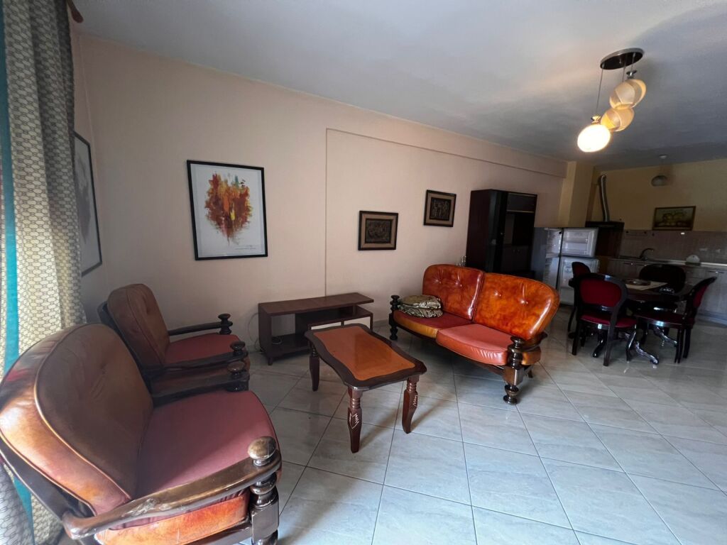 🏢Ne  zonen e Siri Kodres jepet me qera apartament 1+1,i mobiluar 60,000Leke .    
