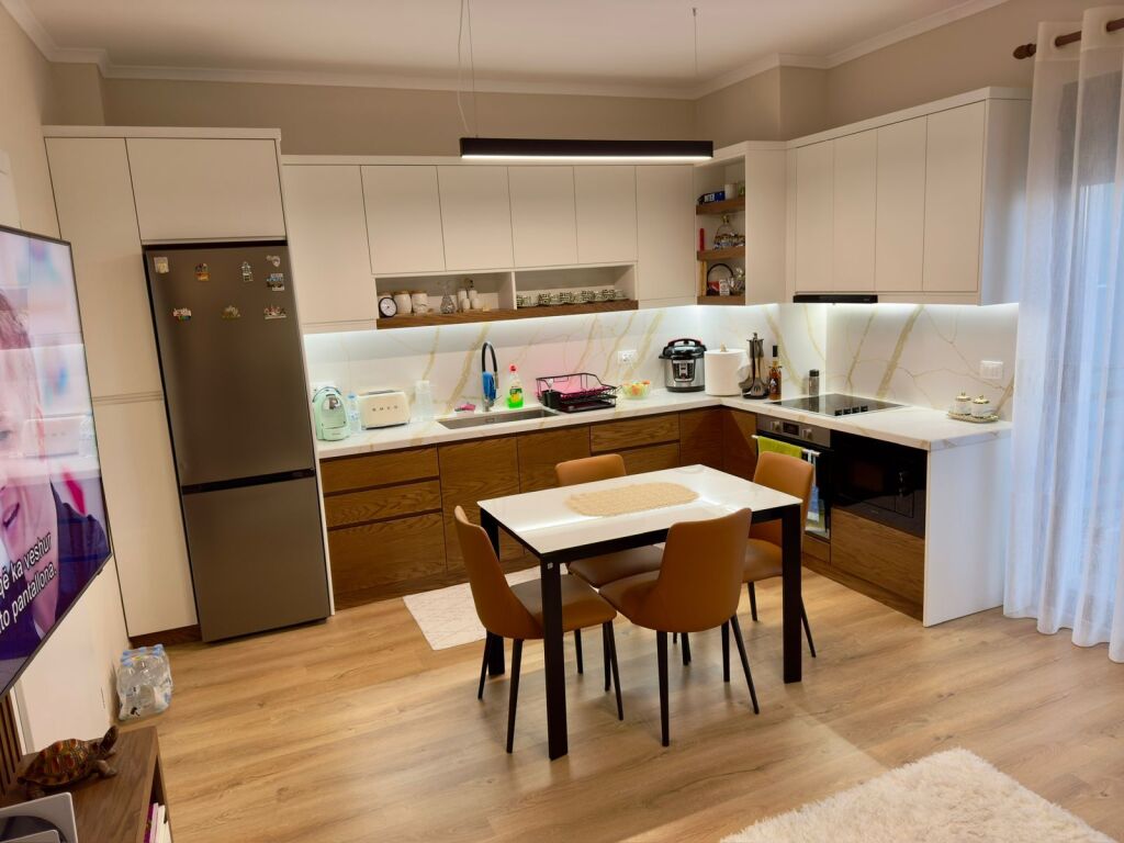 Apartament krejt I ri për shitje ne qender te Korces.