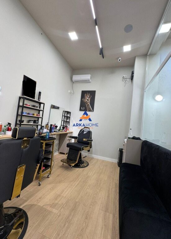 SHITET AMBIENT BIZNESI 24M2 "PRANE RRUGES SE BARIKADAVE" 165.000 EURO