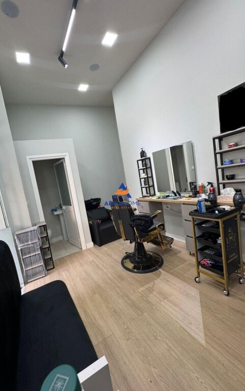 SHITET AMBIENT BIZNESI 24M2 "PRANE RRUGES SE BARIKADAVE" 165.000 EURO