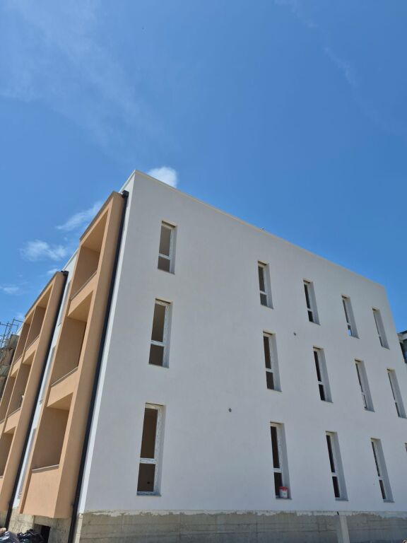 Apartment 1+1 for sale at Gjiri Lalzit ! 133,653 €