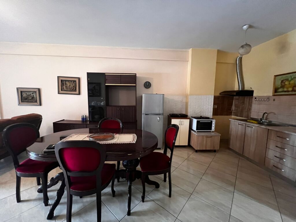 🏢Ne  zonen e Siri Kodres jepet me qera apartament 1+1,i mobiluar 60,000Leke .    