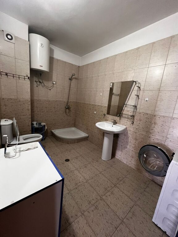 🏢Ne  zonen e Siri Kodres jepet me qera apartament 1+1,i mobiluar 60,000Leke .    