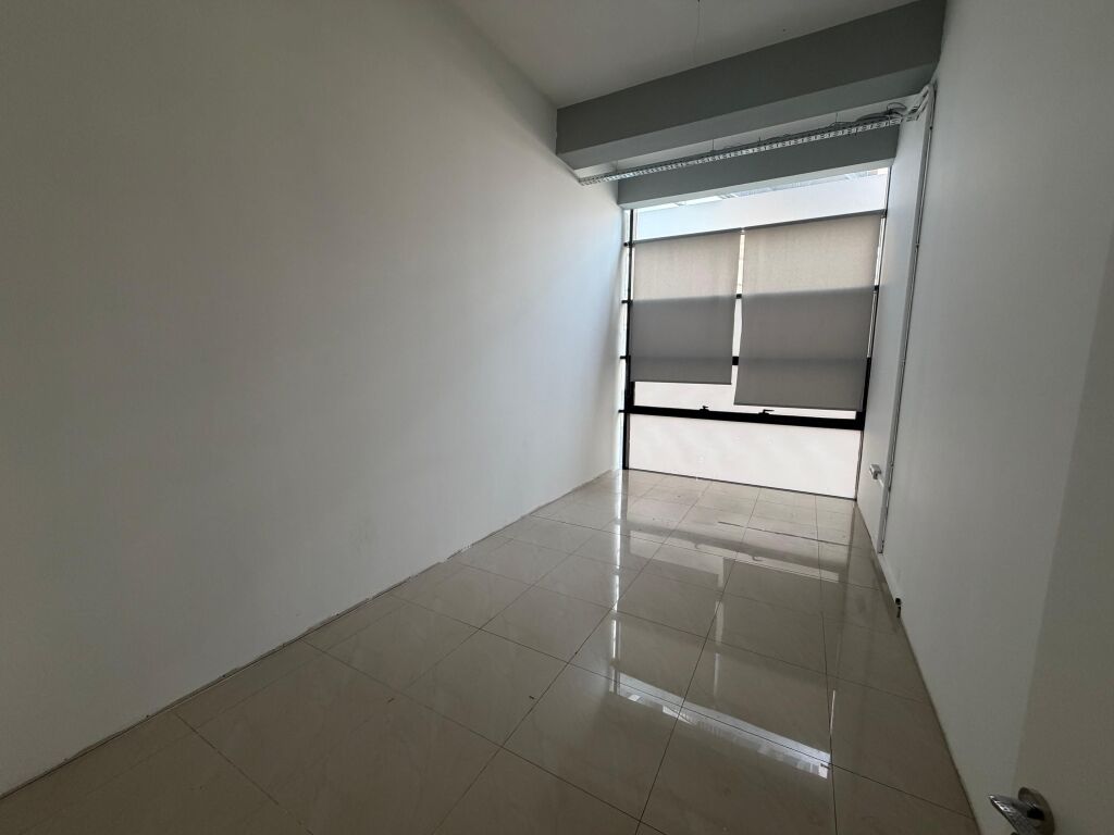🏢 Jepet me qera ambient zyre 👍 📍 Përballë Spitalit Amerikan 3, në rrugën kryesore ✨