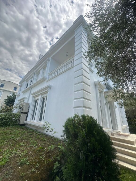 Jepet me qira Vilë tek White House në Teg