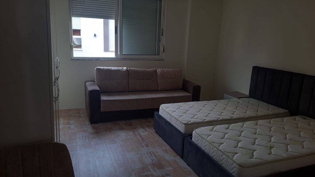 Jepet me qira 2+1+1 Rruga Ferit Xhajko Stacioni i Trenit 550 mije leke