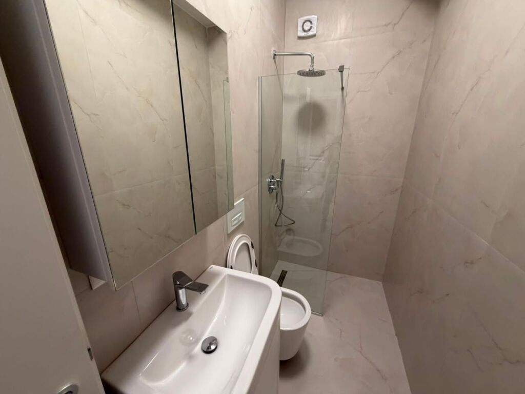🏡Jepet me qera apartament 1+1  📍 Adresa: Ali Demi, Kompleksi Kadiu💰 Çmimi: 40000 lekë (i padiskutueshëm)