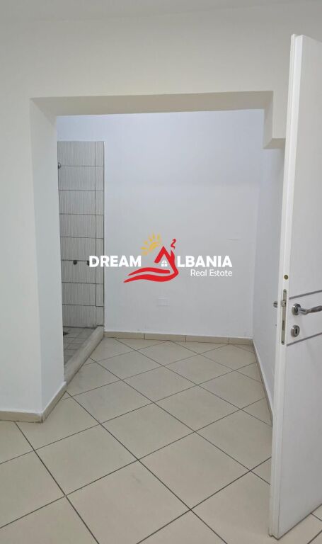 Ufficio in affitto/Ambiente commerciale in via Myslym Shyri, vicino a Someg a Tirana