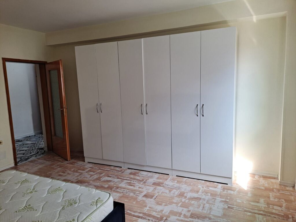 Jepet me qira 2+1+1 Rruga Ferit Xhajko Stacioni i Trenit 550 mije leke
