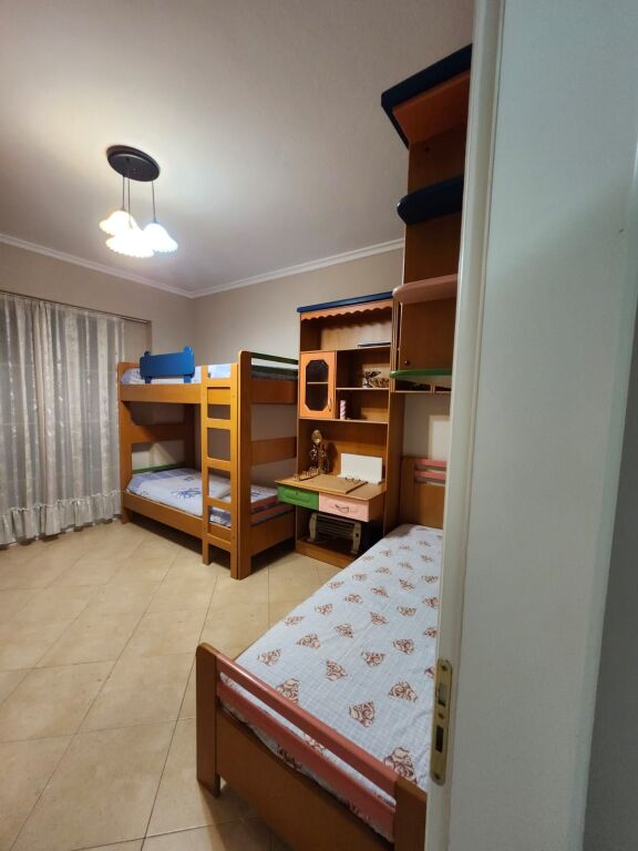 Apartament 2+1 me ballkon për qira – Rruga e Barrikadave, pranë shkollës “Lidhja e Prizrenit”