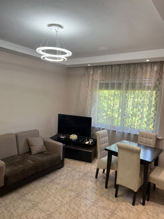 🏢Perballe Ministrise se Jashtme jepet me qera apartament 1+1,i mobiluar. 55,000Leke