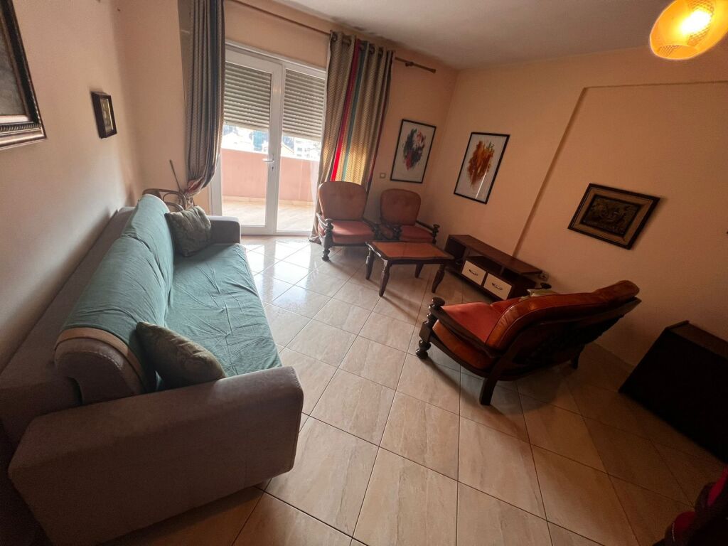 🏢Ne  zonen e Siri Kodres jepet me qera apartament 1+1,i mobiluar 60,000Leke .    