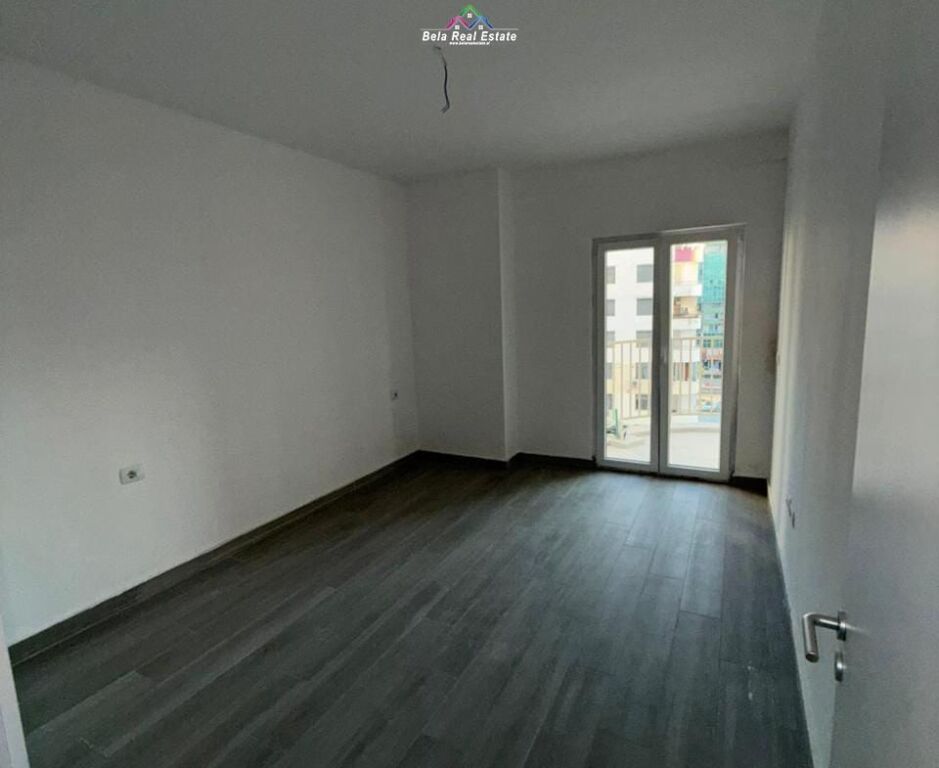 Zyre Me Qera Tek Zogu I Zi (ID BZ2975) Tirane