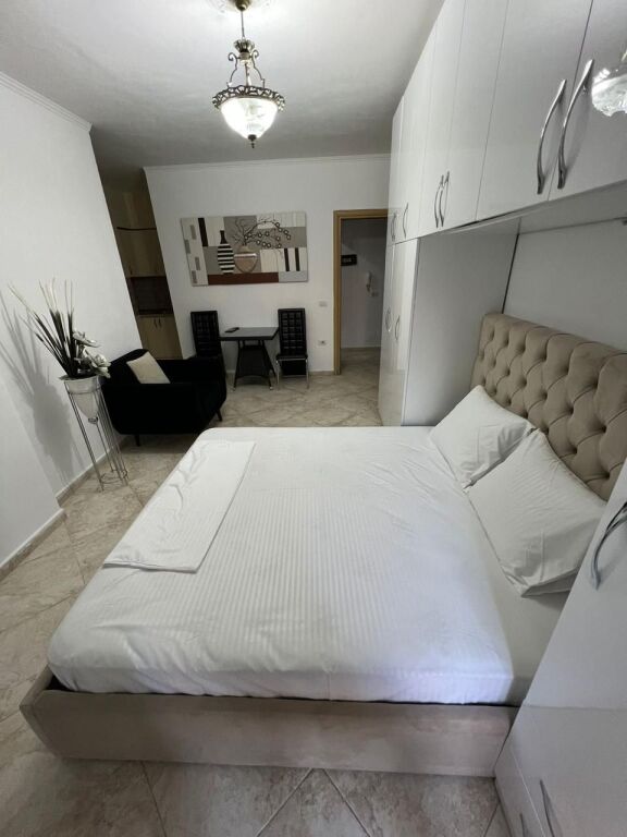 Jepet me qera Apartament 1+1 te Rruga Barrikadave/ Qender
