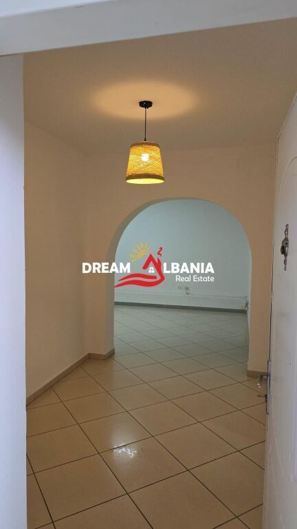 Ufficio in affitto/Ambiente commerciale in via Myslym Shyri, vicino a Someg a Tirana