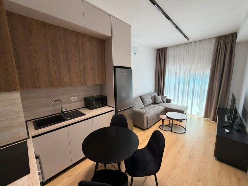 🏡Jepet me qera apartament 1+1  📍 Adresa: Ali Demi, Kompleksi Kadiu💰 Çmimi: 40000 lekë (i padiskutueshëm)