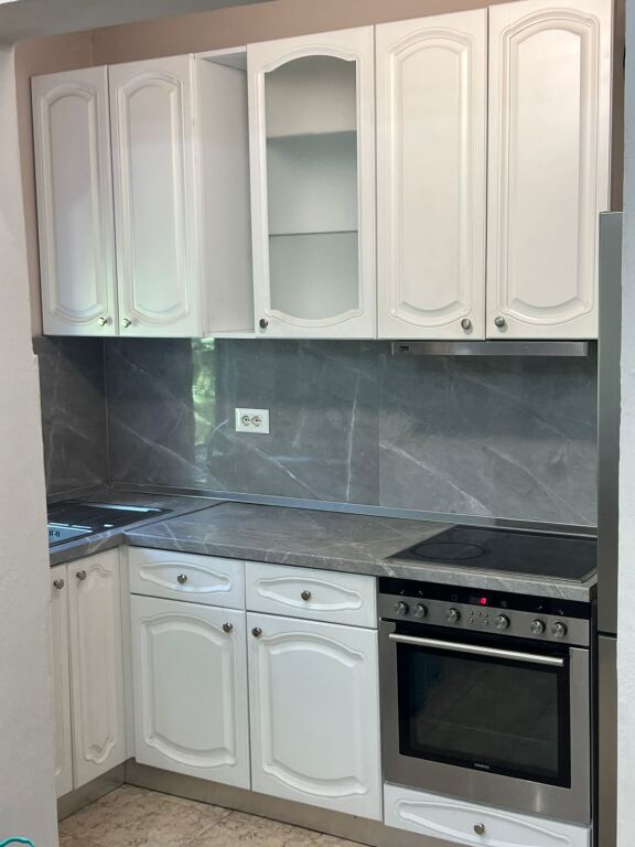 🏢Perballe Ministrise se Jashtme jepet me qera apartament 1+1,i mobiluar. 55,000Leke