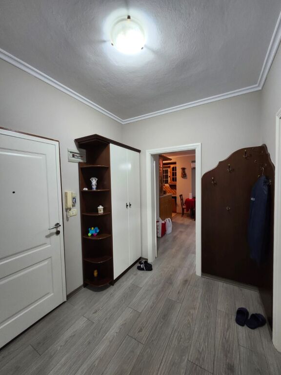 Apartament 2+1 me ballkon për qira – Rruga e Barrikadave, pranë shkollës “Lidhja e Prizrenit”