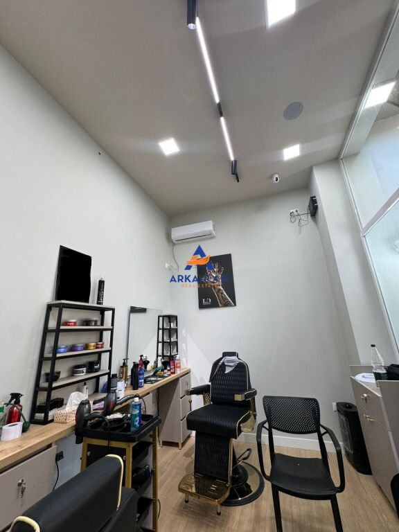 SHITET AMBIENT BIZNESI 24M2 "PRANE RRUGES SE BARIKADAVE" 165.000 EURO