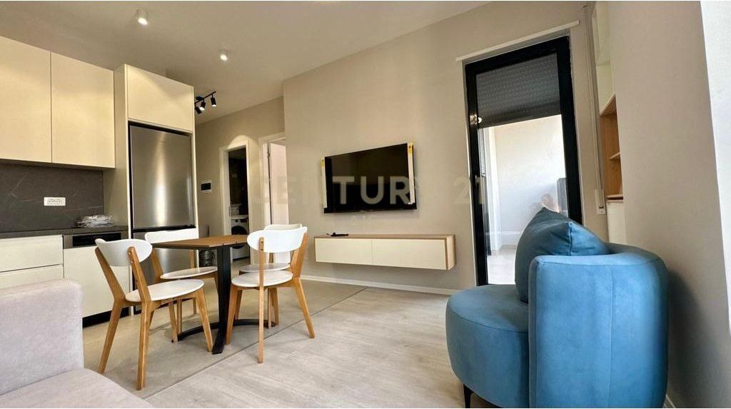 Jepet me qira apartament 1+1 në rrugën Karl Gega, pranë ish Stacionit të Trenit! 700 € /Muaj
