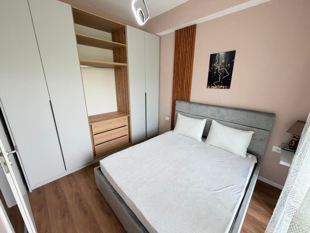 Jepet me qera 1+1  Adresa : Ali Demi Kompleksi Kadiu  E mobiluar dhe pabanuar me pare  Kati 2  Siperfaqe 58 m2  Cmimi 450 mij lek me parkim
