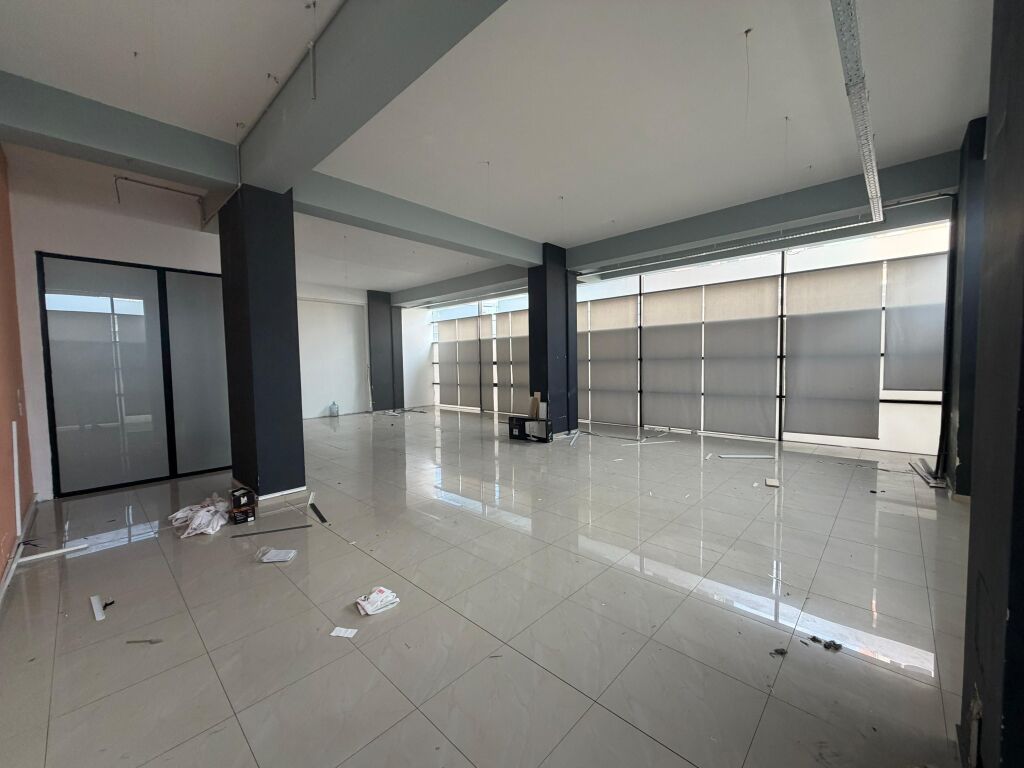 🏢 Jepet me qera ambient zyre 👍 📍 Përballë Spitalit Amerikan 3, në rrugën kryesore ✨