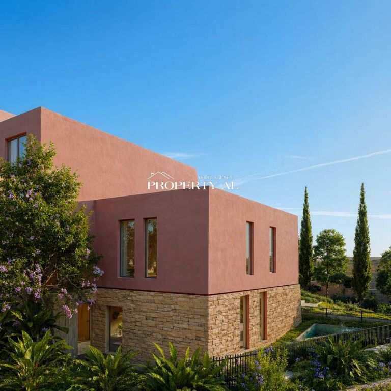 Villa su 2 Piani con Vista Mare e Piscina Privata a Radhimë