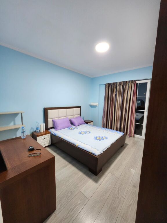 Apartament 2+1 me ballkon për qira – Rruga e Barrikadave, pranë shkollës “Lidhja e Prizrenit”