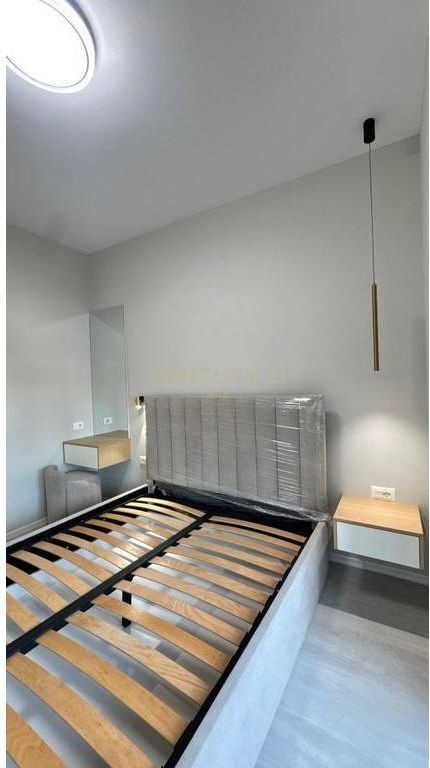 Jepet me qira apartament 1+1 në rrugën Karl Gega, pranë ish Stacionit të Trenit! 700 € /Muaj