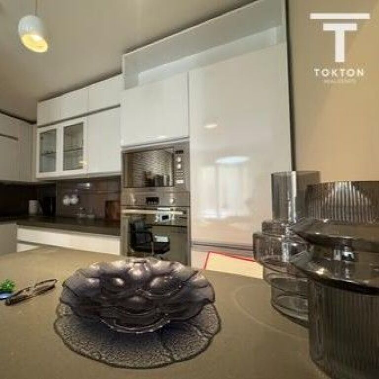 QIRA, APARTAMENT 2+1, RRUGA E KAVAJËS, BLLOKU I AMBASADAVE, TIRANË