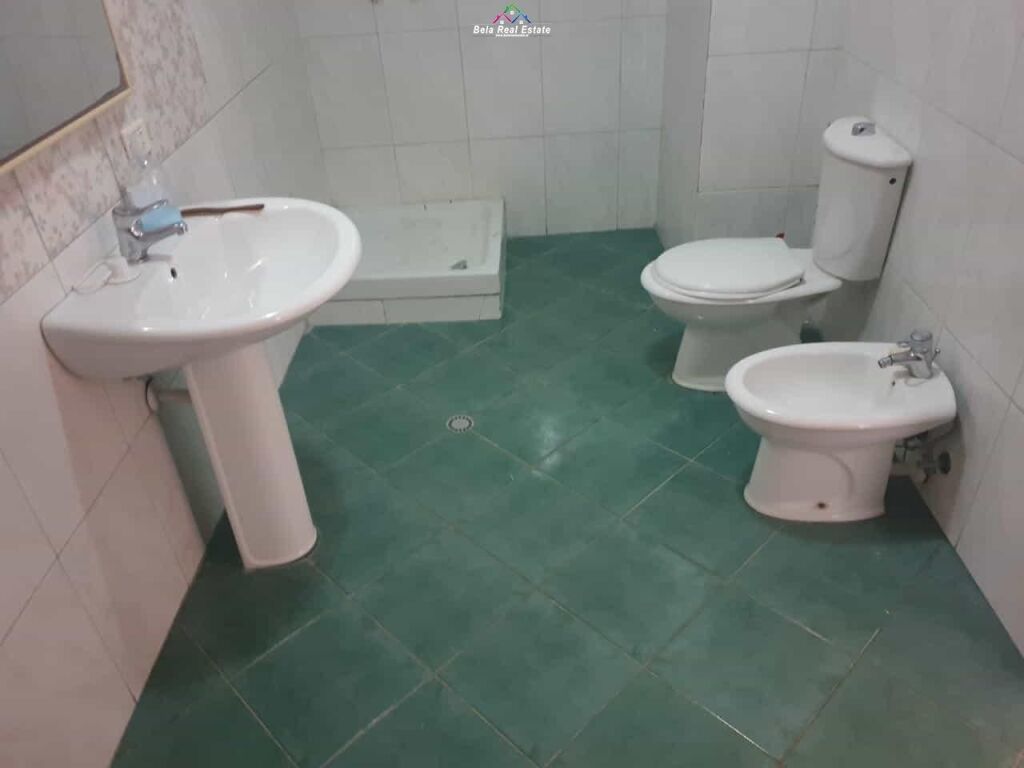Zyre Me Qera Tek Bulevardi Zogu i Pare (ID BZ2977) Tirane