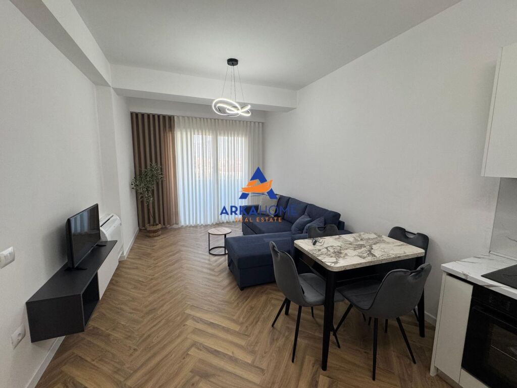 JEPET APARTAMENT ME QERA 1+1+BALLKON "PRANE GOLDEN PARK, PERBALL AMERIKAN 3" 60.000 LEKE