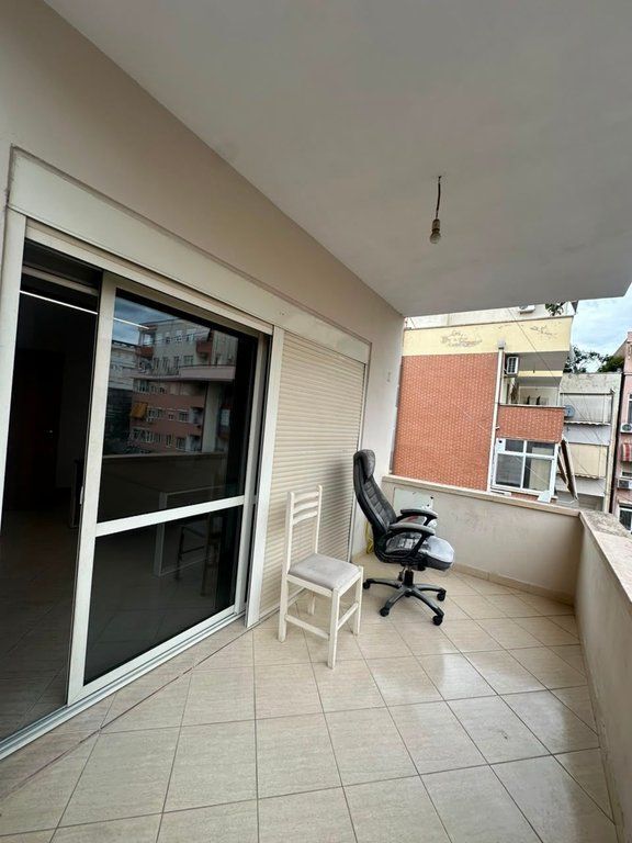 Qera, Ambient per zyra, Komuna e Parisit, Tirane