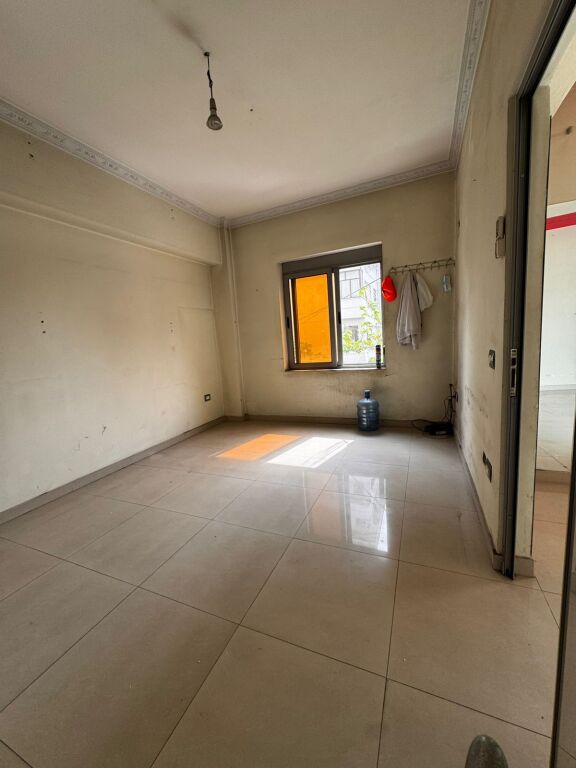 🏢 JEPET ME QERA AMBIENT I PËRSHTATSHËM PËR BIZNES 🏢  📍 Vendndodhja: Zona e Stacionit të Trenit, Durrës 📐 Sipërfaqe: 85 m² 🏢 Kati: 2 💰 Qeraja: 1,000,000 Lekë / vit 📅 Kusht pagese: Pagesë 1-vjeçare  Ambient me pozicion të favorshëm, i përshtatshëm për aktivitete të ndryshme biznesi si zyra, klinikë, kurs profesional, studio, agjenci, qendër estetike dhe aktivitete të tjera shërbimi.  Zona ofron akses të lehtë dhe ndodhet pranë rrugëve kryesore, duke e bërë një zgjedhje ideale për zhvillimin e biznesit tuaj.  