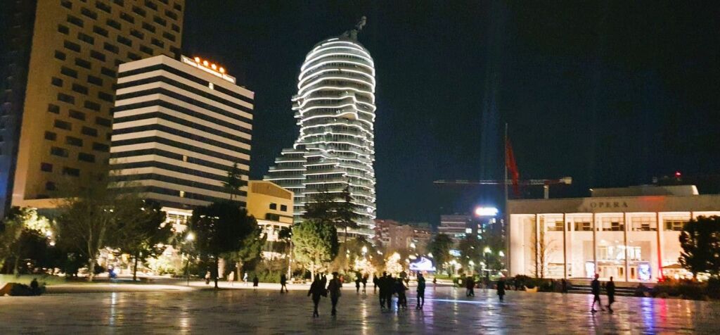 🏙️ Shitet Apartament 1+1 te TIRANA'S ROCK – Sheshi Skënderbej, Tiranë📍