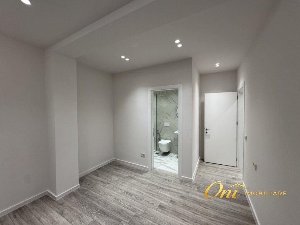 JEPET ZYRE ME QERA 200M2 RRUGA MINE PEZA