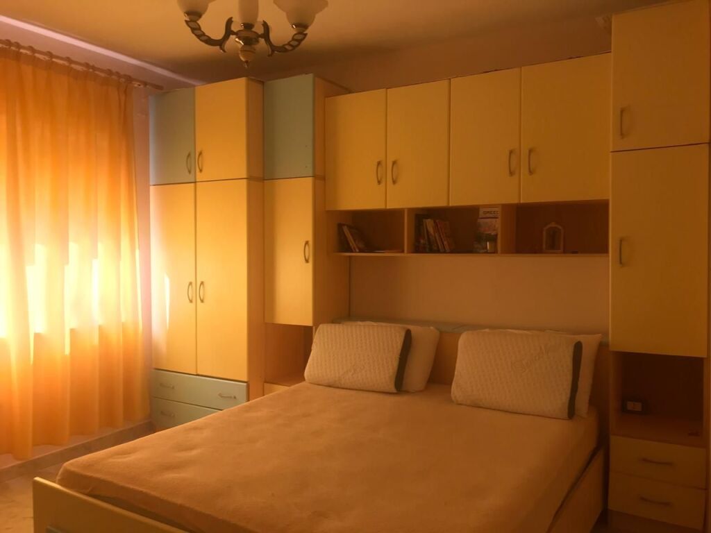 Shtepi per ndarje qeraje ne Bllok