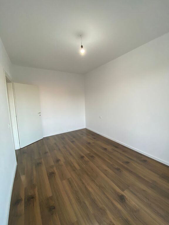 Rruga e Dibres,perballe Ministrise se Mbrojtjes jepet me qera apartament1+1,pjeserisht i mobiluar 45,000Leke    